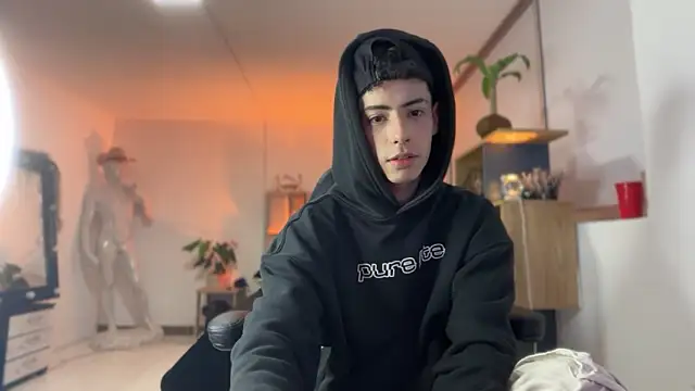 sebastian_reed (M young) - 🍑Move your ass slow👄