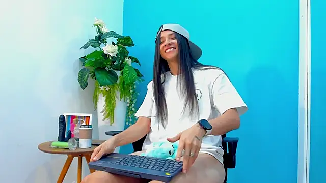 viictoriiasaenz (F young) - get naked 🔥