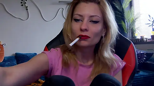 karo123421 (F young) - new apartament #smoke #mistress #tease