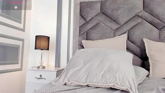 tahliamoreau (F young) - Get naked and rub pussy🔥