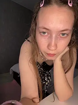 Webcam Model (Holy_Poly) is live