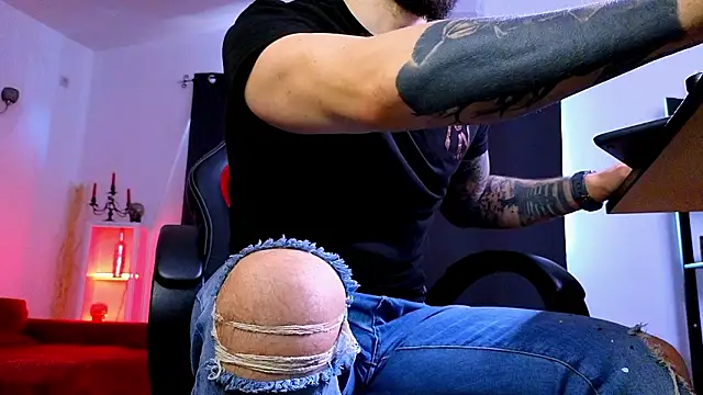 MightyAaron66's Live XXX Chat