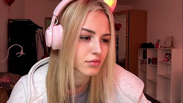 evva_mayy (F teen) - lick and bite my lips closely