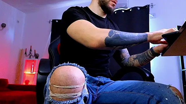 MightyAaron66 live sex cam