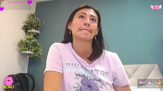 shariswillian (Ask my age) - Oil on boobs + 5 min lush control