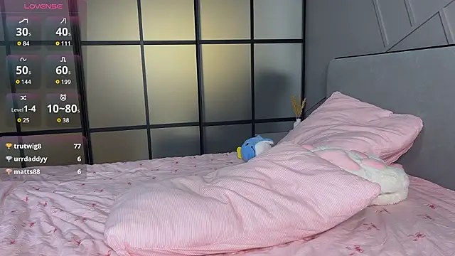 MiraJuicyJune webcam