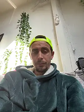 piratee666 (M young) - J’enleve le pull plaid 👀