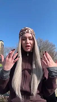 kikiwatson (F young) - Flash boobs in public 😍