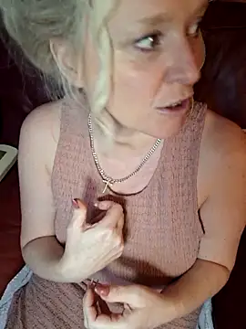 bouncy-bella28x (F milf) - Squirt good girl bella