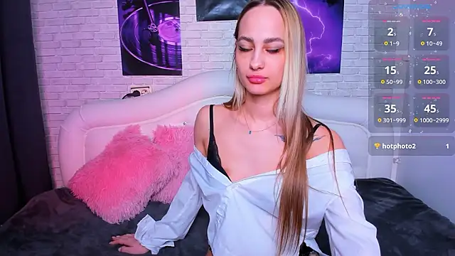 sarahamour_ (F young) - take off your bra and play with your tit