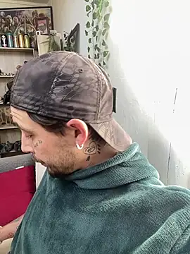 piratee666 (M young) - J’enleve le pull plaid 👀