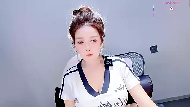 美女YERR0在线直播