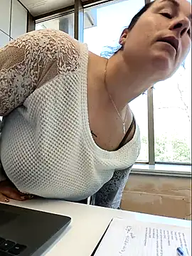 bichota85 (F milf) - Flash tits+ 3 videos