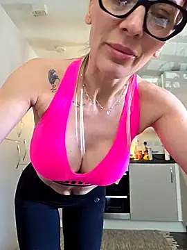 Webcam Model (QuenMonicaUK)  is live.Free join now!