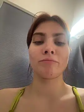 assole (F young) - flash boobs