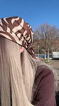 kikiwatson (F young) - Flash hard nipples in public