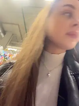 kristirich (F young) - Flash pussy in public plave😻
