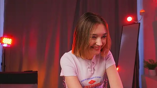 leyla_crsh (F teen) - flash boobs