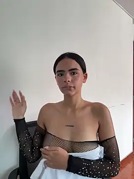 kitty_rousse01 (F young) - show buttocks doggy position 😈