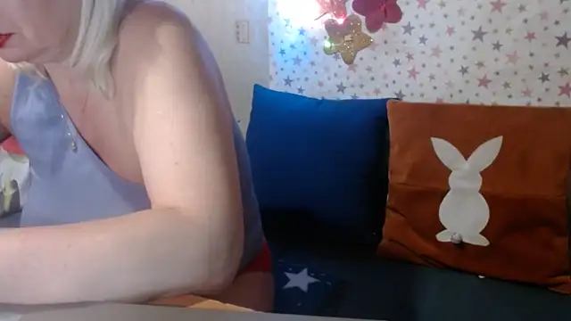 queenlana (F milf) - Topless..