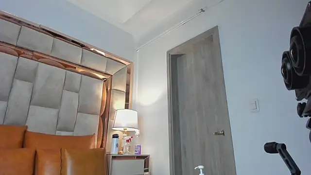 valentinabreats (F young) - bra off and pinch my boobs