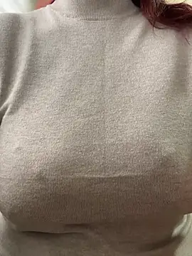 sweetmystery1 (F milf) - Bra off under top