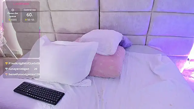 naishaa_ (F young) - -Flash of open pussy legs🔥👅