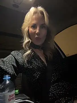 lisamurr (F milf) - Fucking a dildo in close-up 😈😍💦