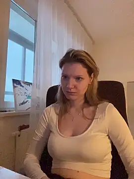 maryhiggins (F young) - Naked sucking a dildo