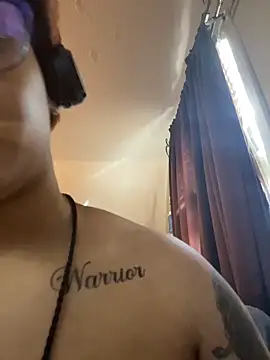 Webcam Model (nickytheehawtie) is live