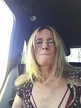 sacha_scorp (F mature) - 2 doigts dans la chatte