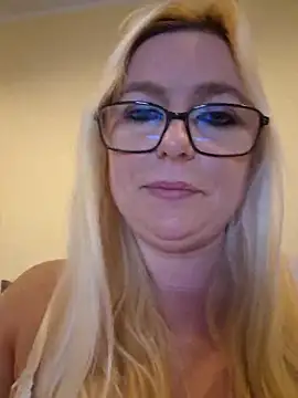 Webcam Model (SweetButterflyKiss) is live