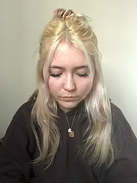 Webcam Model (Blondie_Sofia_Essexbabe)  is live.Free join now!