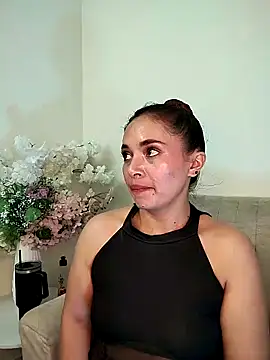 kiaraa88 (F young) - spit and massages in boobs