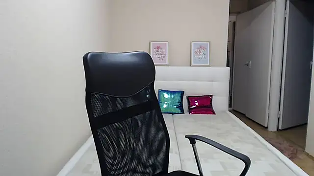 annasweet18 (F young) - show tits + last tipper gets 3 videos