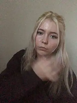 Webcam Model (Blondie_Sofia_Essexbabe)  is live.Free join now!