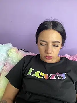 marianahb-e (F young) - Flash boobs