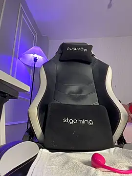 Webcam Model (HoneyMollyX)  is live.Free join now!