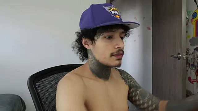 trieone live sex cam