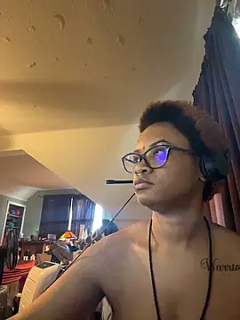 Webcam Model (nickytheehawtie) is live