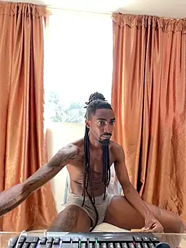 malkon_big (Ask my age) - SHOW BARE SQUATS 🫒🍑