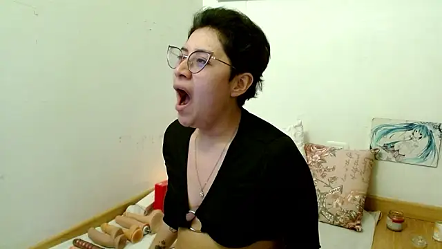 juliexxxxtasy (F young) - kiss wet