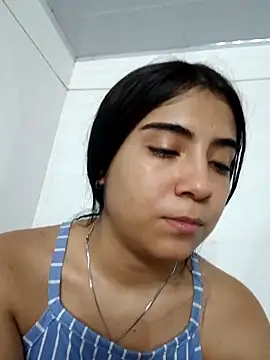 ailen-cute (F teen) - completely naked in the garden