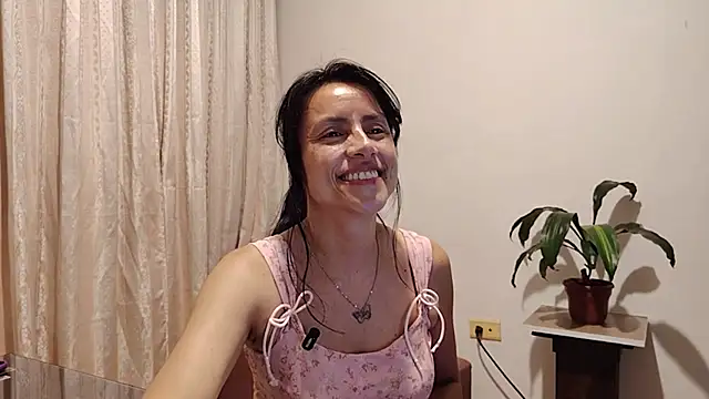 bella_exhibition (Ask my age) - I show my panty line (no nudity)