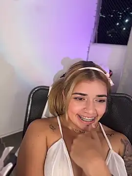 Webcam Model (JoselinFlower_)  is live.Free join now!