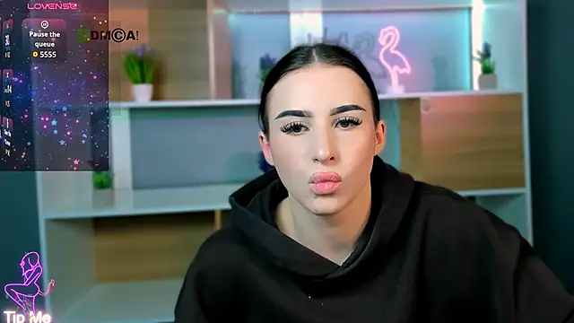 alia_skay (F teen) - show boobs in bra