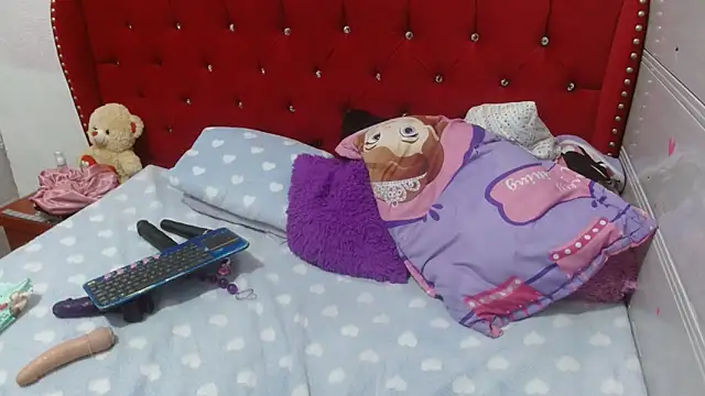 ariasmithog (F young) - show anal dildo