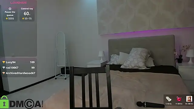 jerry-hall (F young) - licking lips closer to the camera