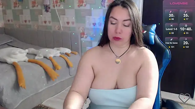 korolek12 (F milf) - 2 fingers in the pussy