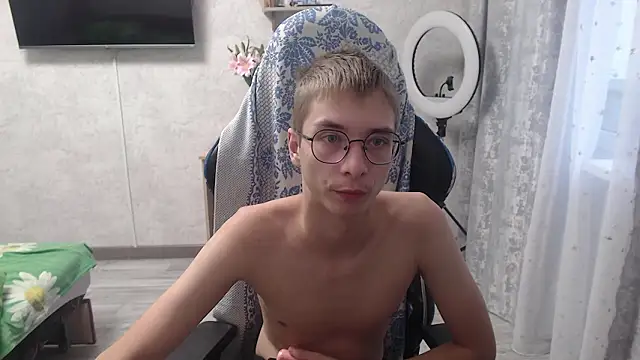 glasses_cat - Glasses_cat's free webcam - UK Sex Cams